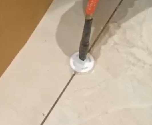 泗阳瓷砖空鼓维修公司专业解答瓷砖在铺贴过程中，如果没有涂抹均匀到位的粘结材料（如水泥砂浆或瓷砖胶），可能会导致以下问题