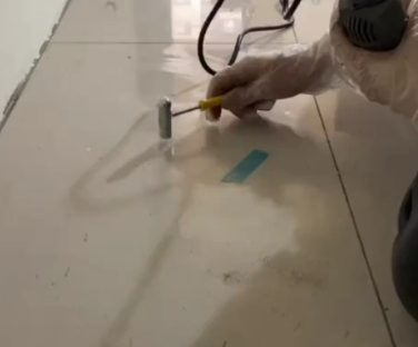 泗阳瓷砖开裂维修公司专业分享瓷砖在铺贴前如果没有沥干水分，将会导致以下问题